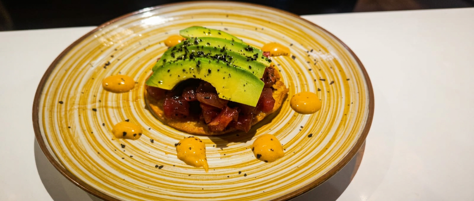 Tortita crujiente de tartar de atún