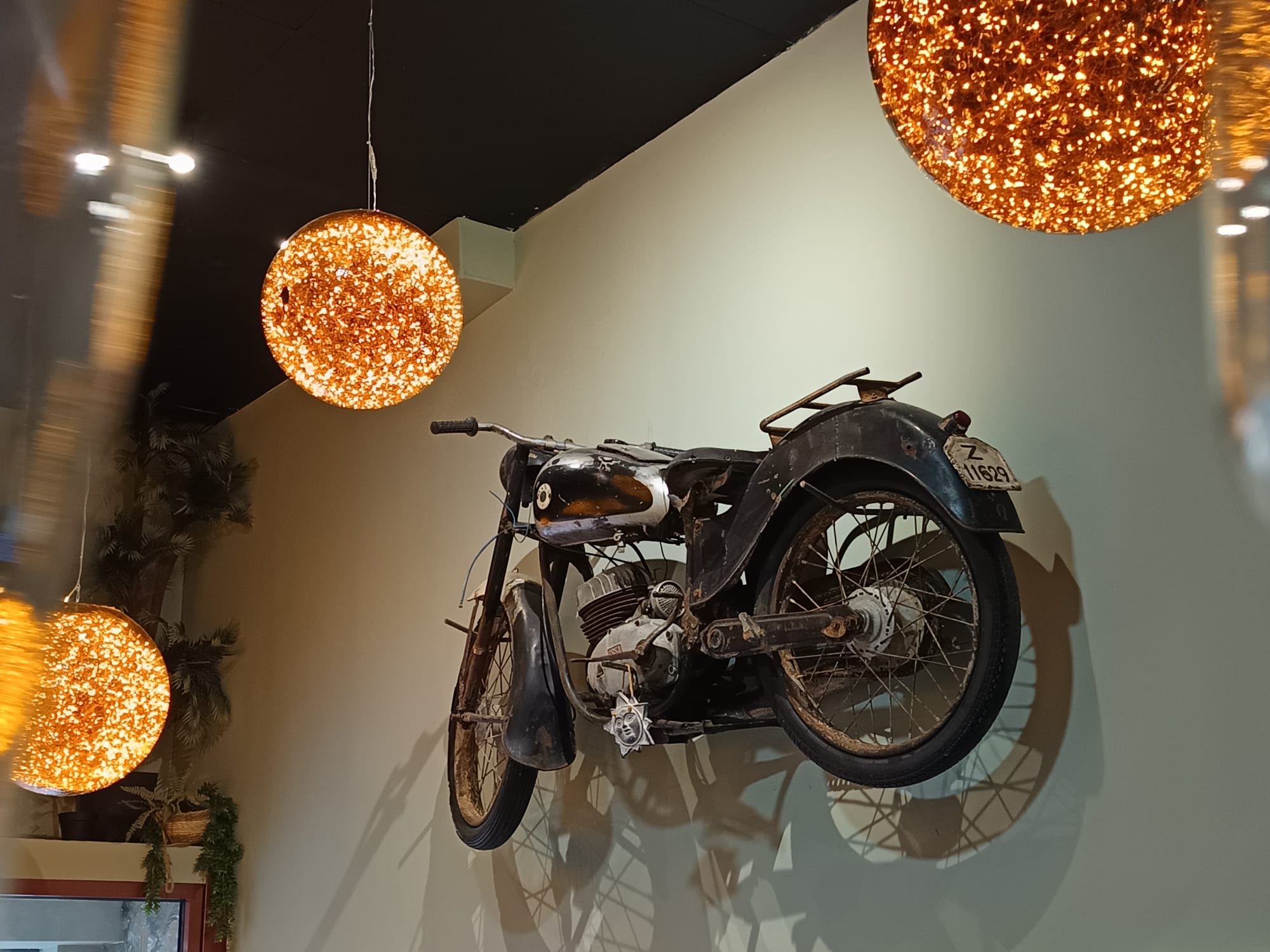Motocicleta vintage decorativa en la pared
