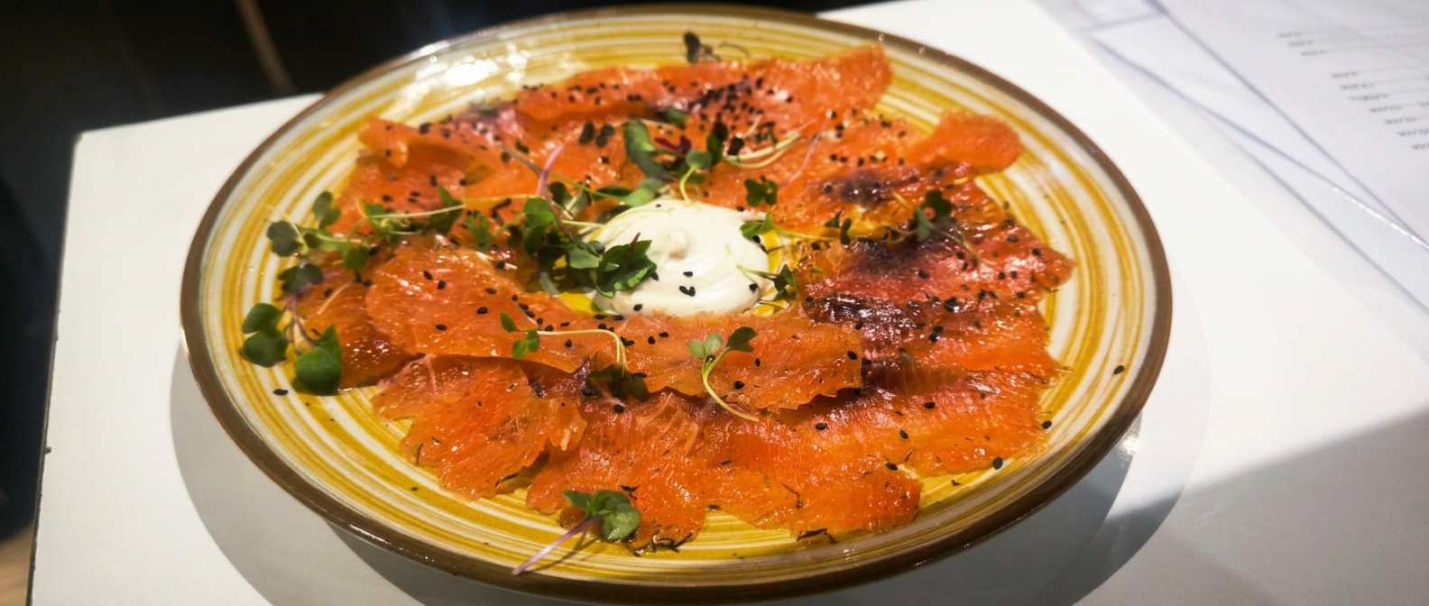 Salmón marinado al eneldo